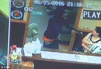 美中餐馆华裔夫妇空手夺下劫匪枪 砍伤歹徒
