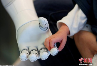 比利时医院任用机器人新员工：与新生儿握手