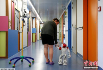 比利时医院任用机器人新员工：与新生儿握手
