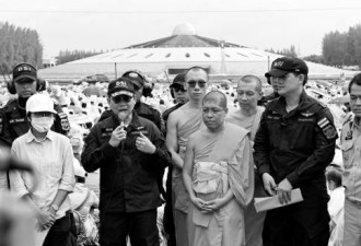 泰国警方要抓方丈 被数千信众堵在寺外难动弹