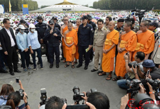 泰国警方要抓方丈 被数千信众堵在寺外难动弹