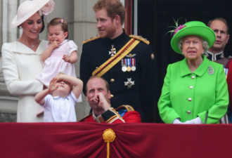 威廉王子庆典中蹲下哄儿子 被女王要求站起来