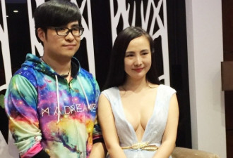 干露露中门大开露僵乳 各大叔争合影