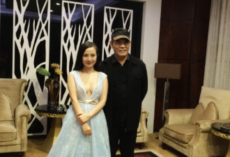 干露露中门大开露僵乳 各大叔争合影