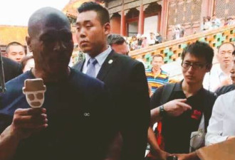 泰森游故宫遭狂拍 神秘中国保镖抢镜