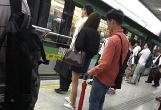 上海一高校男生被曝偷拍女乘客裙底