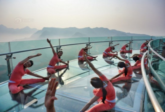 150美女高空做瑜伽 脚下透明玻璃万丈悬崖