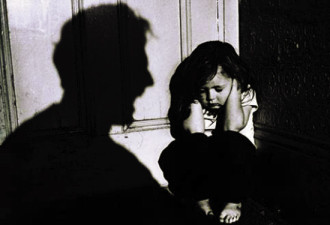 澳洲12岁遭人强奸 亲生母亲竟在旁协助
