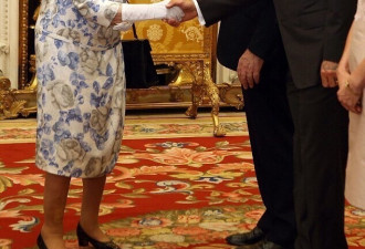 握着小贝的手 英国女皇一脸灿烂笑不停