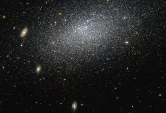 繁星散落如雪花：哈勃望远镜捕捉遥远星系美景