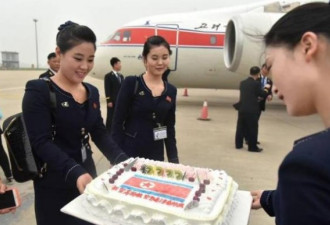 朝鲜空姐亮相中国 面对镜头 害羞躲闪