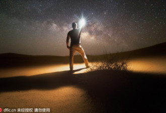 摄影师在荒漠中拍银河绝色景色 星光灿烂