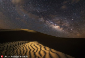摄影师在荒漠中拍银河绝色景色 星光灿烂