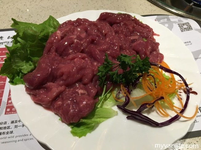 肉片快速涮过，入口软嫩。 （取材自温市笑应部落格）