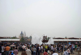 上海迪士尼乐园雨中开幕 游客热情不减