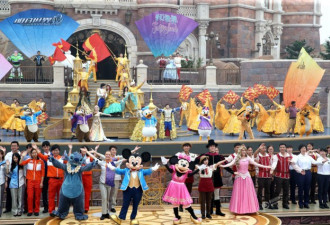 上海迪士尼乐园雨中开幕 游客热情不减