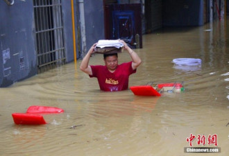 广西柳江现超警戒水位 民众抢救被淹物资