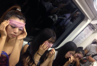 北京地铁上女子拿安全套当面膜 被指低俗