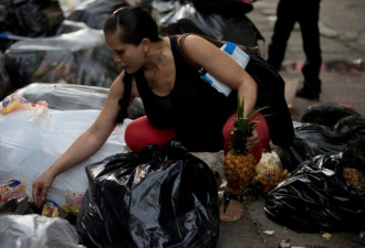 委内瑞拉一团糟 中产者加入破烂大军捡垃圾吃