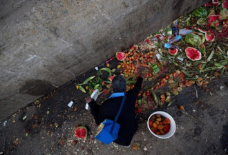 委内瑞拉一团糟 中产者加入破烂大军捡垃圾吃