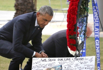 奥巴马到访枪击案事发地点献花 拥抱遇难者家属