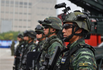 雪豹突击队现北京街头宣传反恐 全副武装