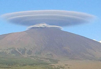 欧洲火山口现巨型“飞碟云” 场面骇人如末日