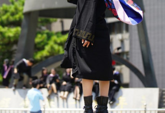 组图：美女留学生姐妹花毕业季校园起舞