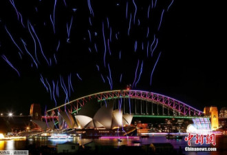 悉尼百架无人机夜空震撼表演 绚丽似烟花