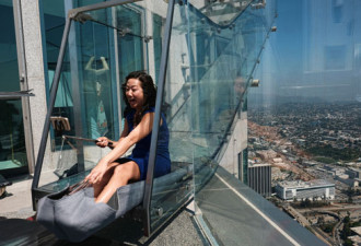 你敢一试吗？洛杉矶离地千呎玻璃滑梯将开放
