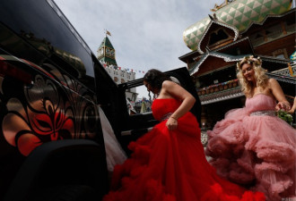 莫斯科举行新娘游行 年轻美女盛装参加