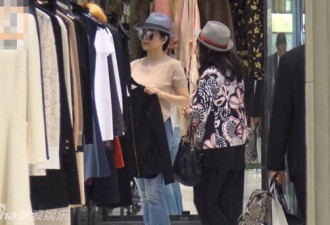 61岁林青霞中环逛街派头大 豪车接载