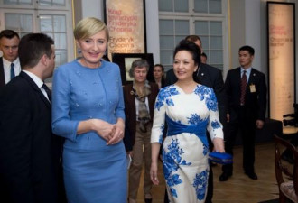 彭丽媛同波兰总统夫人参观肖邦博物馆