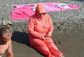 热帖：游泳的穆斯林女人，仅露一双眼睛也惊艳
