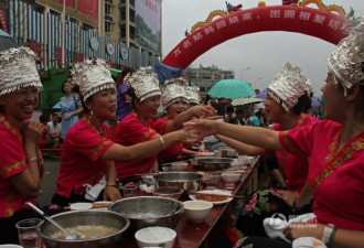 贵州施秉姑妈集体回娘家 办500米万人长桌宴