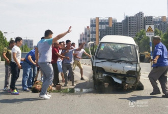 面包车撞护栏侧翻 路人合力推车营救被压司机