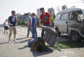 面包车撞护栏侧翻 路人合力推车营救被压司机