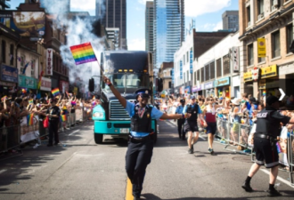 黑人组织成员街头静坐 同性恋大游行一度中断