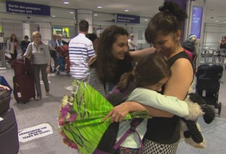 逃过土耳其机场恐袭：母女在加拿大机场团聚