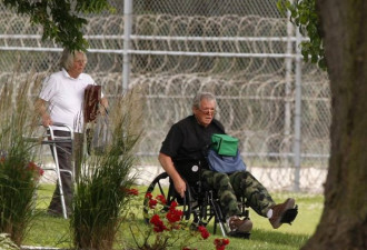 74岁美众院前议长涉性侵丑闻 坐轮椅去监狱报到