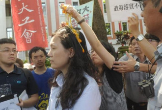 台湾学生又双叒叕上街抗议了 这次是蛋洗教育部