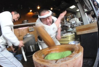 日本厨师用空手道手法打年糕走红 快如闪电