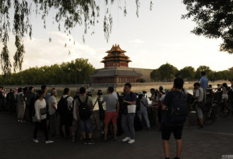 北京角楼雨后现美景 游客抢拍照人气爆棚
