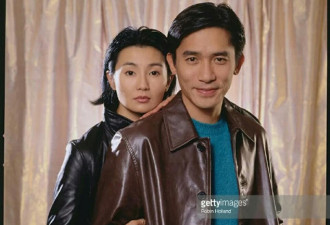 那时候梁朝伟还没结婚，与张曼玉搂抱配一脸