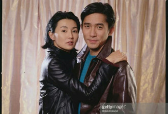 那时候梁朝伟还没结婚，与张曼玉搂抱配一脸