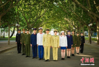 “准警官”大学生穿建国后6款警服拍毕业照