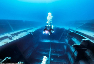 摄影师潜入30米地中海拍摄沉船 美轮美奂