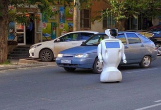 工程师忘关门 机器人出逃 孤单站在大街上
