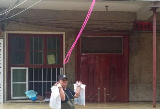 暴雨中那些可爱的人 吊绳送餐的超级玛丽警察