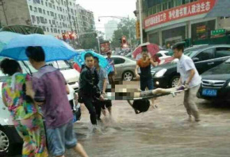 小学生暴雨中扶老人过马路 被积水冲倒溺亡